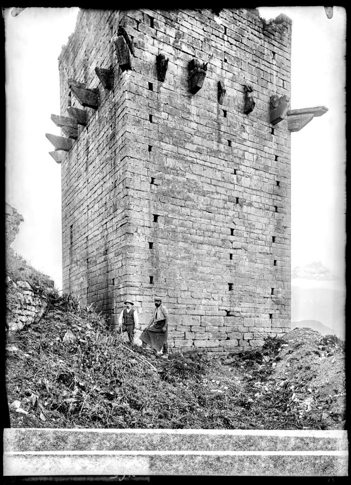 CH-NB - Saint-Triphon, Tour, vue partielle - Collection Max van Berchem - EAD-7530