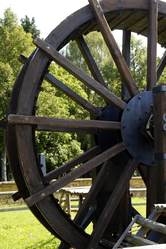 Old spokes wood photo