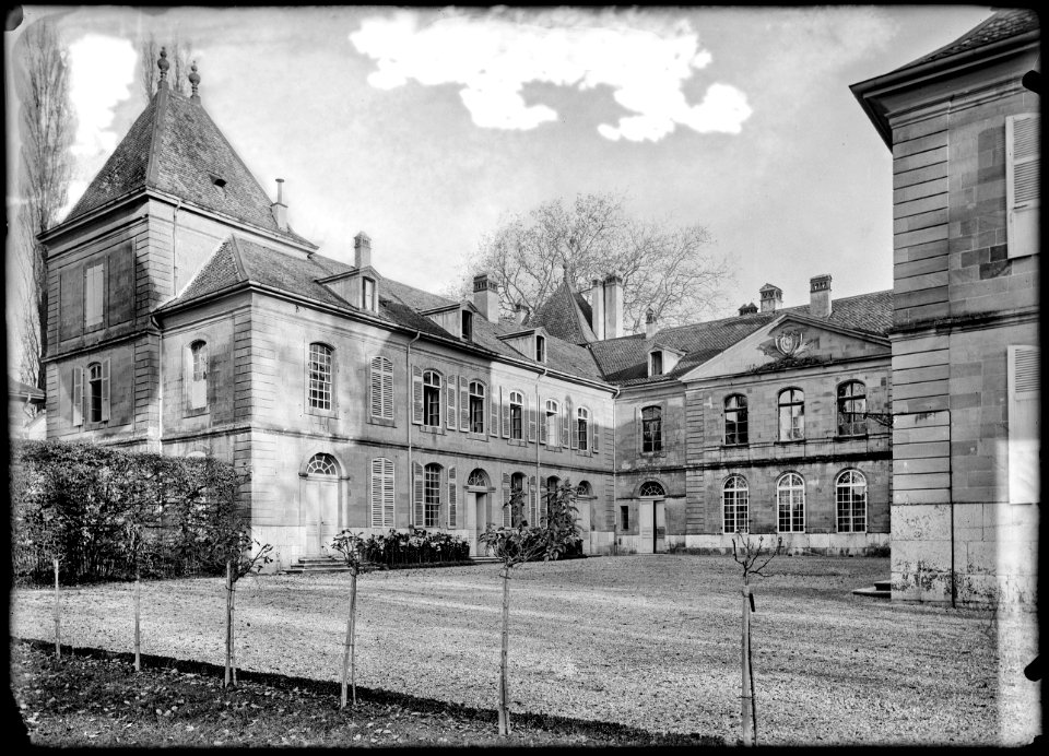 CH-NB - Prangins, Cour du château, vue partielle - Collection Max van Berchem - EAD-7442