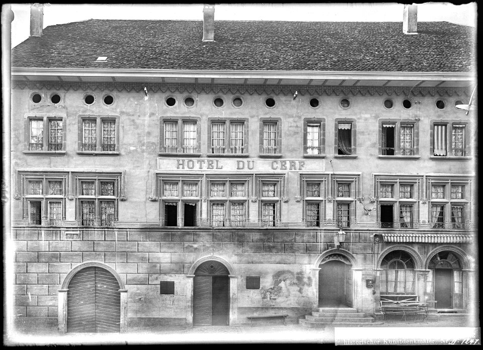 CH-NB - Romont (FR), Hôtel du Cerf, Façade, vue partielle - Collection Max van Berchem - EAD-8777