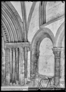 CH-NB - Romainmôtier, Abbatiale, Porche, vue partielle intérieure - Collection Max van Berchem - EAD-7490
