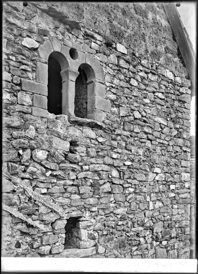 CH-NB - St-Saphorin-Lavaux, Château de Glérolles, tour principale, vue partielle extérieure - Collection Max van Berchem - EAD-7260