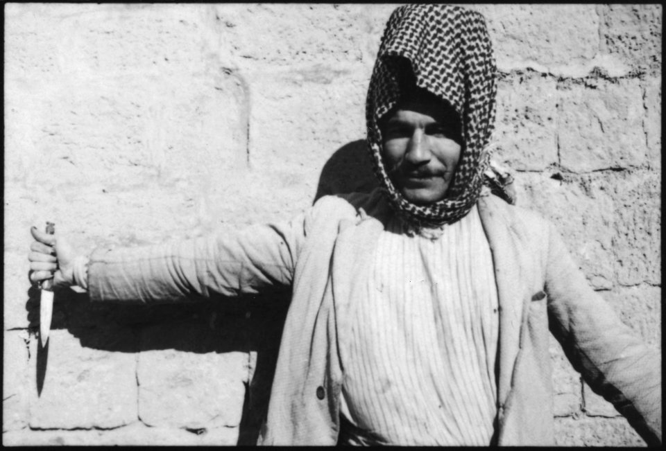 CH-NB - Syrien, Aleppo- Mann mit Messer - Annemarie Schwarzenbach - SLA-Schwarzenbach-A-5-03-030