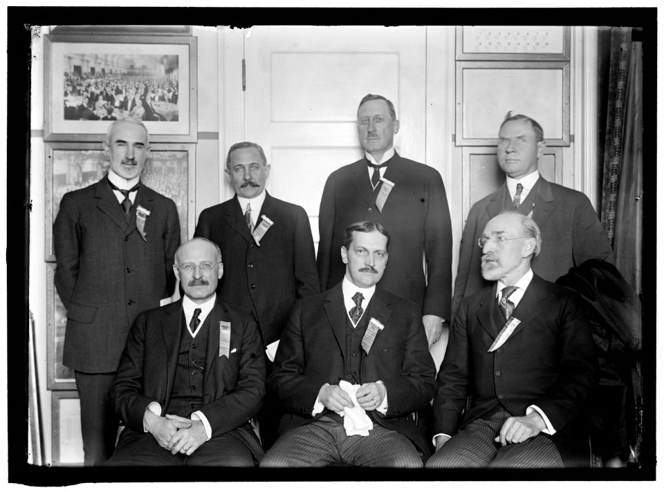 CHAMBER OF COMERCE OF U.S.A. DIRECTORS. REAR- JOHN H. FAYEY; W.M. McCORMICK; R. G. RHETT; T.L.L. TEMPLE. FRONT- AUGUST H. VOGEL; HARRY A. WHEELER, PRESIDENT;AT RIGHT REAR IS CHARLES R. VAN LCCN2016865234