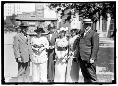 CHAMBERLAIN, GEORGE EARLE. SENATOR FROM OREGON, 1909-1921; MEMBER, U.S. SHIPPING BOARD, 1921-1923. LEFT, WITH MRS. A.F. SWENSSON; MISS ORELLA CHAPMAN; LEILA CAMPBELL; SAIDE MAXWELL; PHILIP LCCN2016865651