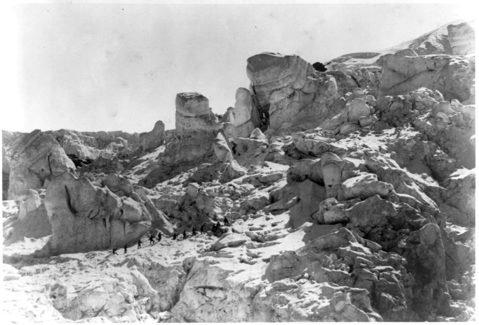 Chamounise paysage a la corde. (Group of men climbing mountain) LCCN2016647183