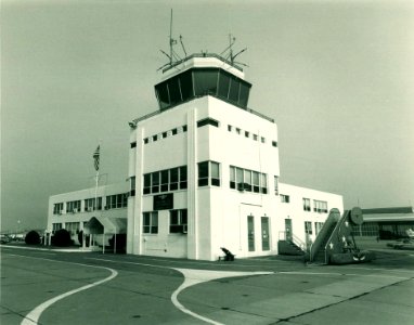 Chambers Field Building LP-1, 1982 01