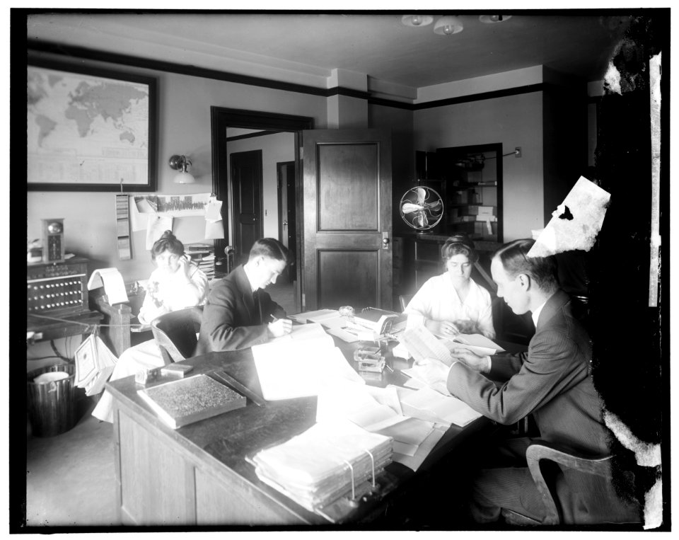 Chamber of Commerce telephone room LOC hec.13580