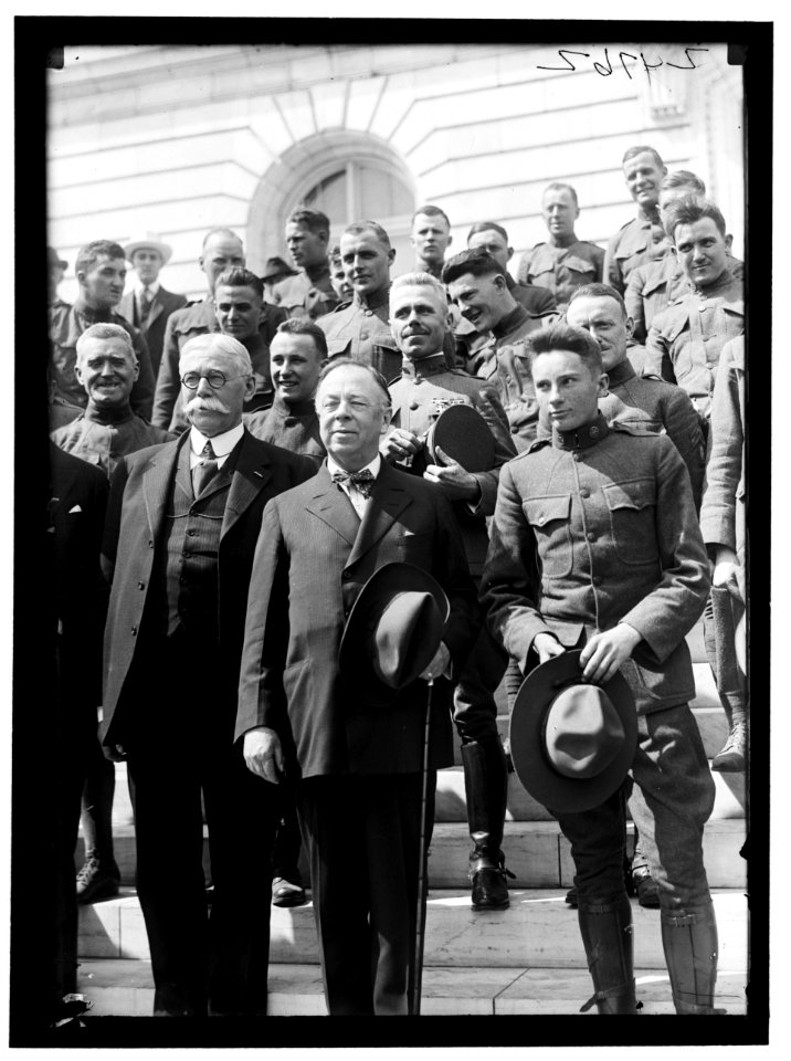 CHAMBERLAIN, GEORGE EARLE, SENATOR FROM OREGON, 1909-1921; MEMBER, U.S. SHIPPING BOARD, 1921-1923. ARMY; SOLDIERS AT SENATE OFFICE BUILDING LCCN2016869231