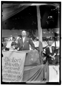 CHAMBERLAIN, GEORGE EARLE. SENATOR FROM OREGON, 1909-1921; MEMBER, U.S. SHIPPING BOARD, 1921-1923. ADDRESSING SUGGRAGETTES AT HYATTSVILLE LCCN2016864787