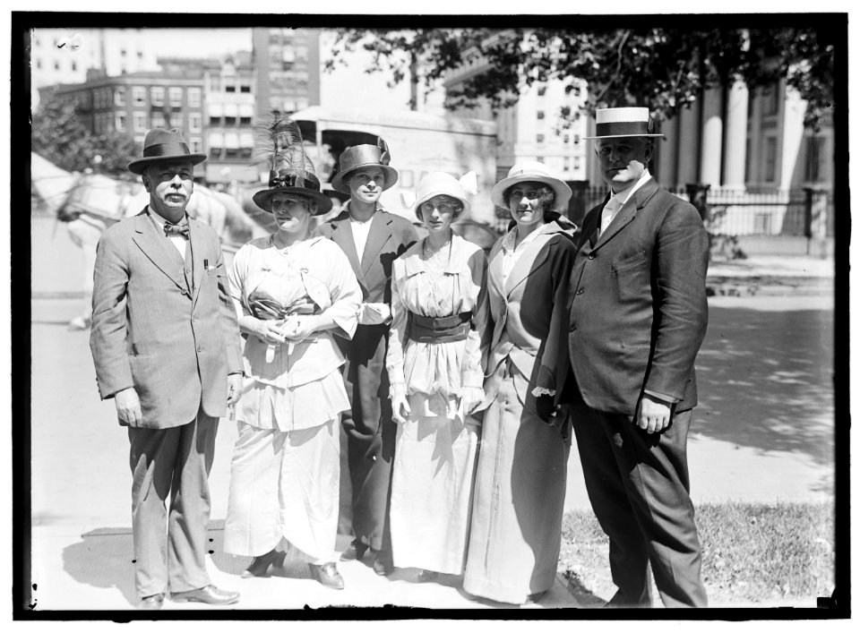 CHAMBERLAIN, GEORGE EARLE. SENATOR FROM OREGON, 1909-1921; MEMBER, U.S. SHIPPING BOARD, 1921-1923. LEFT, WITH MRS. A.F. SWENSSON; MISS ORELLA CHAPMAN; LEILA CAMPBELL; SAIDE MAXWELL; PHILIP LCCN2016865652