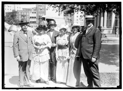 CHAMBERLAIN, GEORGE EARLE. SENATOR FROM OREGON, 1909-1921; MEMBER, U.S. SHIPPING BOARD, 1921-1923. LEFT, WITH MRS. A.F. SWENSSON; MISS ORELLA CHAPMAN; LEILA CAMPBELL; SAIDE MAXWELL; PHILIP LCCN2016865652