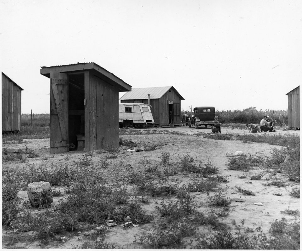 Chandler, Maricopa County, Arizona. Auto camp for cotton pickers. Sixteen one-room cabins. Rent - $1 . . . - NARA - 522533