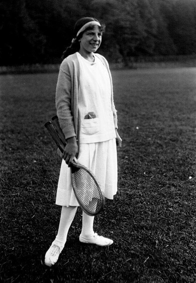 Championnats du Monde de Tennis - Melle Lenglen jouant - BnF