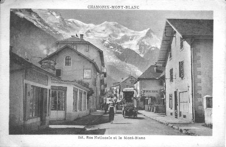 Chamonix-Mont-Blanc-Rue Nationale et le Mont Blanc