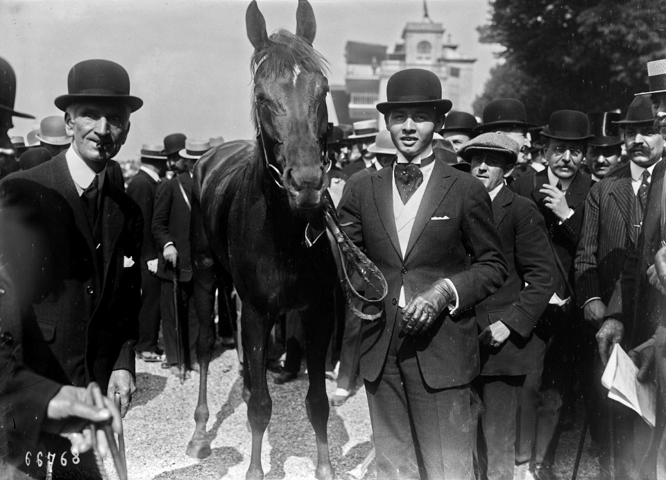 Chantilly, 12-6-21, le fils de M. Edmond Blanc, propriétaire de Ksar (cheval de course gagnant du Prix du Jockey Club) - (photographie de presse) - (Agence Rol)