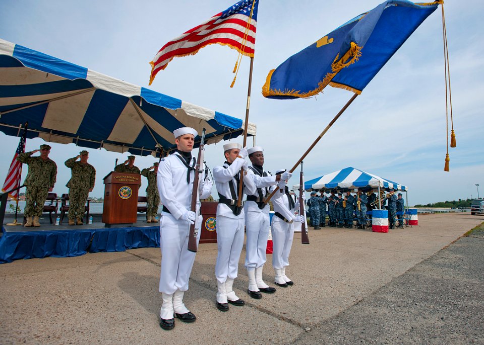 Change of command ceremony 140808-N-MD211-049