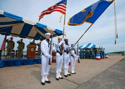 Change of command ceremony 140808-N-MD211-049