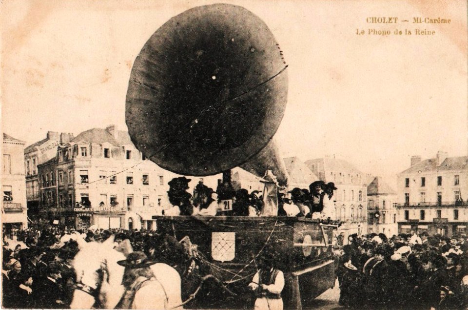Char phonographe géant à la Mi-Carême à Cholet vers 1900