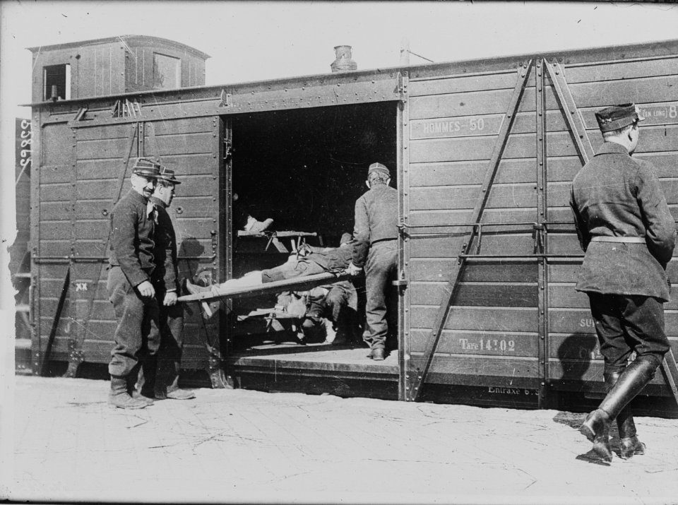 Chargement blessé - Train sanitaire