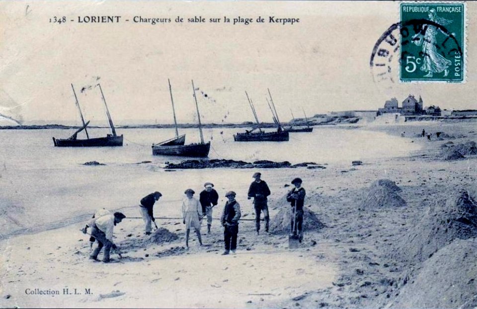 Chargeurs de sable sur la plage de Kerpape
