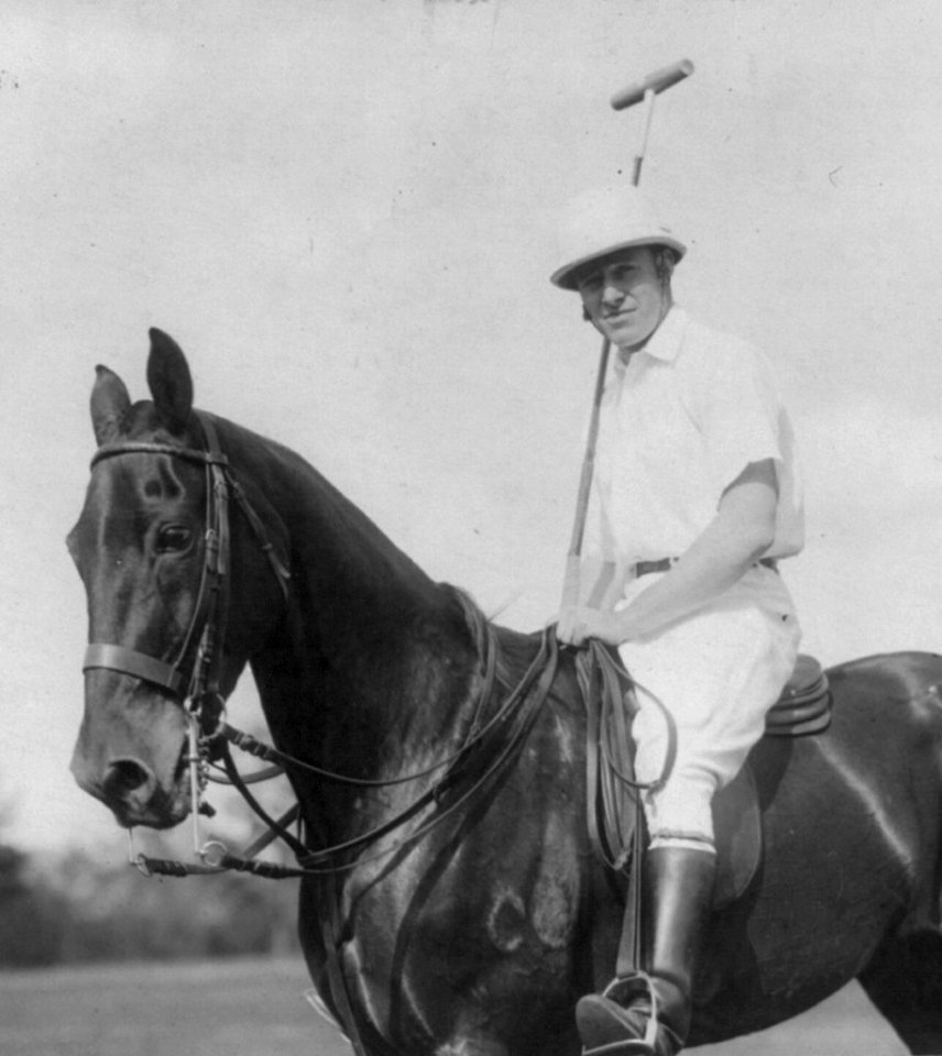 Charles Cary Rumsey, 1879-1922, full length portrait, seated on horse with polo mallet, facing left LCCN2005688969 (cropped)