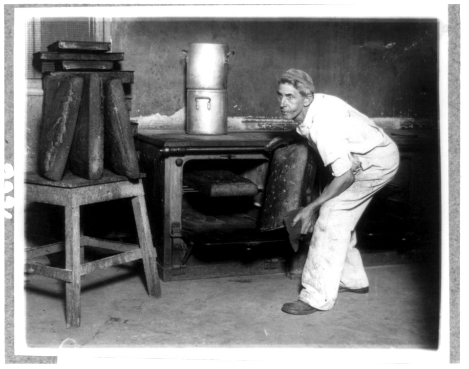 Charles C. Trevey baking huge loaves for the bears at the National Zoo, Washington, D.C. LCCN2001697393