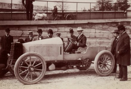 Charles Jarrott sur de Dietrich au départ du Paris-Madrid 1903