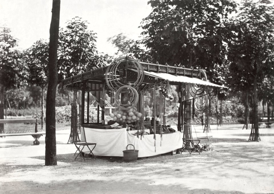 Charles Marville, Châlet des petits marchands de l'Avenue des Champs-Elysees, ca. 1865