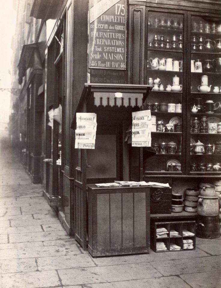 Charles Marville, Abri des petits marchands de journaux, ca. 1865