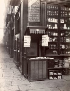 Charles Marville, Abri des petits marchands de journaux, ca. 1865
