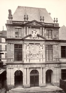 Charles Marville, Hôtel Carnavalet - Facade des Drapiers, ca. 1850–70