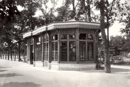 Charles Marville, Bureau d'Omnibus de la Cie. Gle. Place de la Concorde, ca. 1865
