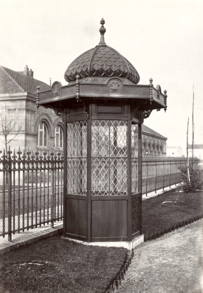 Charles Marville, Loge kiosque de Gardien de Square Montrouge, ca. 1865