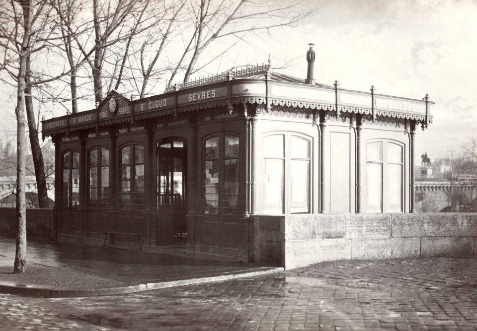 Charles Marville, Bureau d'Omnibus de la Cie. Generale. Quai du Louvre, ca. 1865