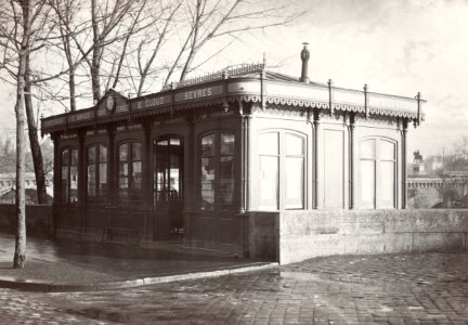 Charles Marville, Bureau d'Omnibus de la Cie. Generale. Quai du Louvre, ca. 1865
