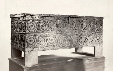 Charles Marville, Hôtel Carnavalet, wooden chest, ca. 1853–70