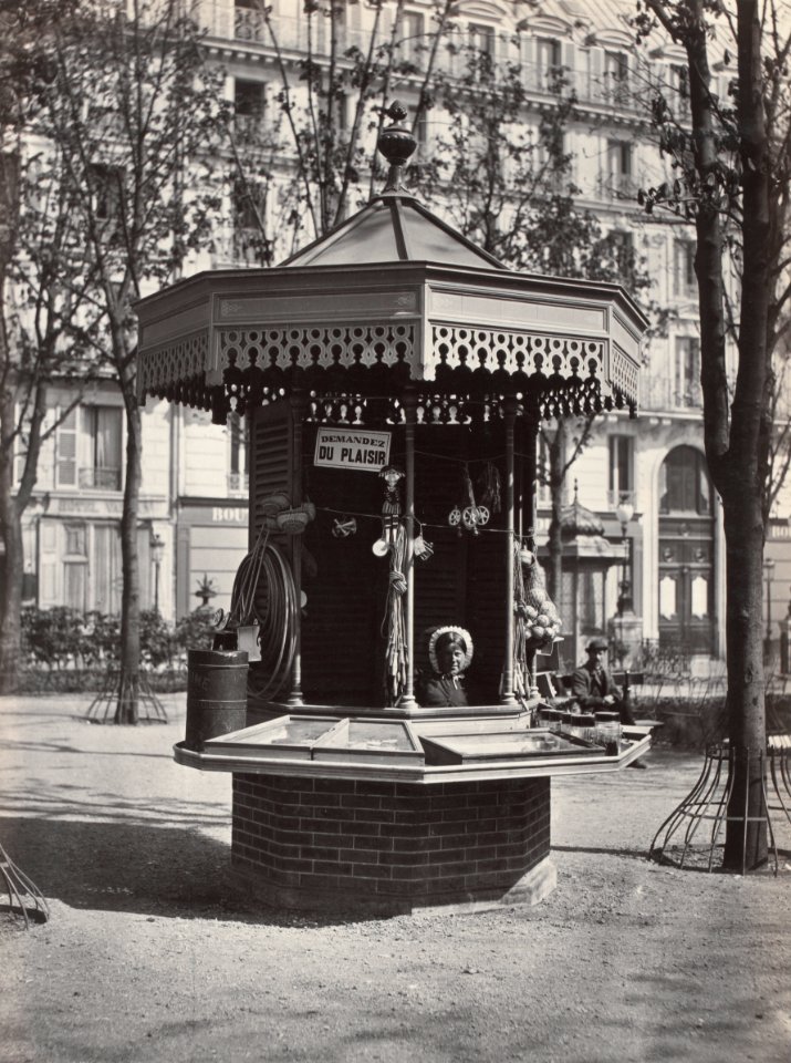 Charles Marville, Châlet des petits marchands du Square des Arts et Métiers, ca. 1865