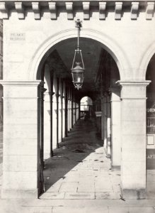 Charles Marville, Lanterne suspendue, Rue de Rivoli, 1878