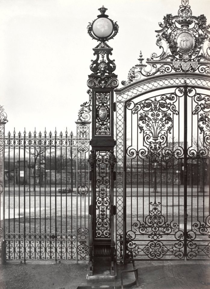 Charles Marville, Parc Monceau, Globe en cristal, 1878