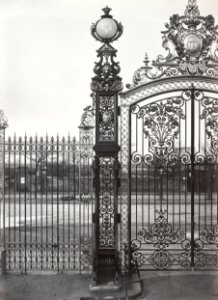 Charles Marville, Parc Monceau, Globe en cristal, 1878