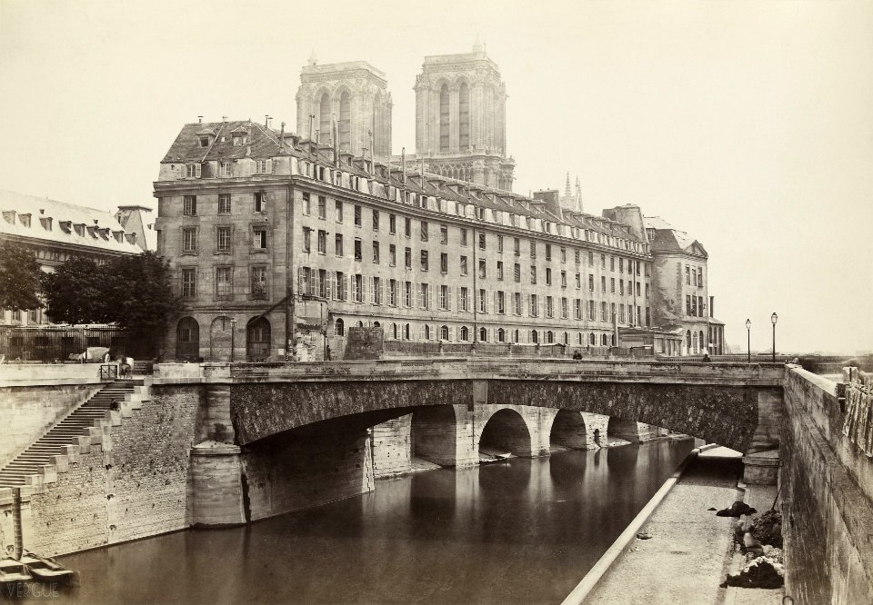 Charles Marville, L’Hôtel-Dieu, du quai Saint Michel. Paris IVe. Vers 1867 - Vergue