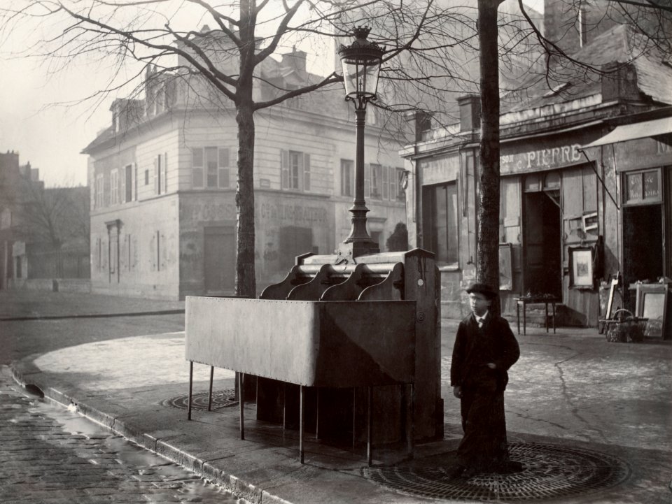 Charles Marville, Urinoir en ardoise à 3 stalles, Chaussée du Maine, ca. 1865