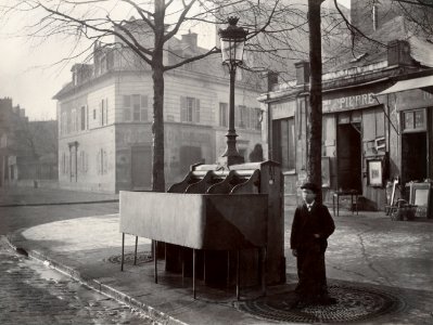 Charles Marville, Urinoir en ardoise à 3 stalles, Chaussée du Maine, ca. 1865