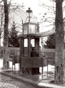 Charles Marville, Urinoir en fonte à 2 stalles avec écran, Chaussée de la Muette, ca. 1865