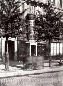 Charles Marville, Urinoir lumineux à 1 stalle, Boulevard Sébastopol, ca. 1865