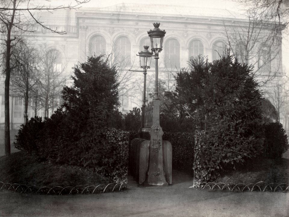 Charles Marville, Urinoir à 8 stalles avec écran d'arbusters, Champs-Elysées, ca. 1865