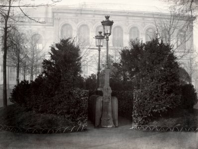 Charles Marville, Urinoir à 8 stalles avec écran d'arbusters, Champs-Elysées, ca. 1865