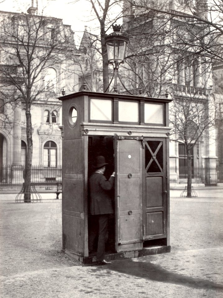 Charles Marville, Urinoir en ardoise à 2 stalles, Place Saint-Germain L'Auxerrois, ca. 1865