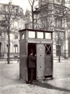 Charles Marville, Urinoir en ardoise à 2 stalles, Place Saint-Germain L'Auxerrois, ca. 1865